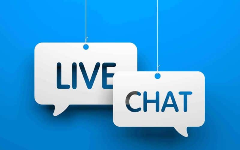 Liên lạc thông qua live chat trên website